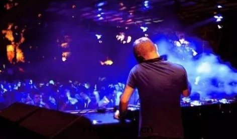 線(xiàn)阵音(yīn)響厂家(jiā)—廣州市(shì)鼎泰豐音(yīn)響設備有(yǒu)限公(gōng)司